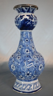 Vaso en cerámica europea azul con virola en la boca. 36 cm.
