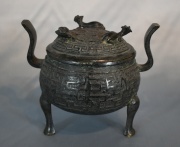 Vaso tripode chino de bronce patinado con tapa
