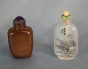 Dos Snuff bottles, uno de vidrio pintado y otro de piedra marrón