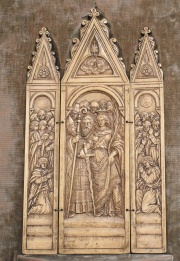 Reyes rodeados por el obispo y súbditos. Tríptico de marfil.