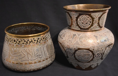 Par de cachet pot árabes, de bronce dorado con inscripciones.