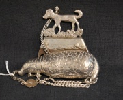 YESQUERO. Siglo XIX. Cuerpo en forma de oveja con pedernal con figura de perro.