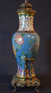 Lámpara china de bronce cloisonné.