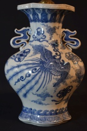 Pequeño vaso chino de porcelana transformado en lámpara.
