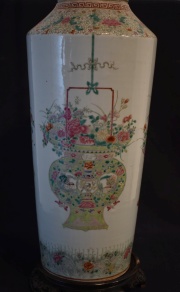 Vaso chino de porcelana con decoración de canasta con flores.