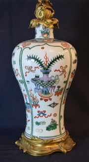 Vaso chino de porcelana transformado en lámpara.