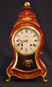 Reloj Zenith con ménsula, bordó y dorado. Alto: 45 cm. Total: 60 cm.