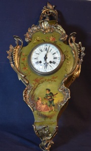 Reloj de pared francés, madera pintada y aplicaciones bronce. Alto: 62 cm.