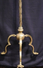 Lámpara de pie de bronce culminada en 3 patas