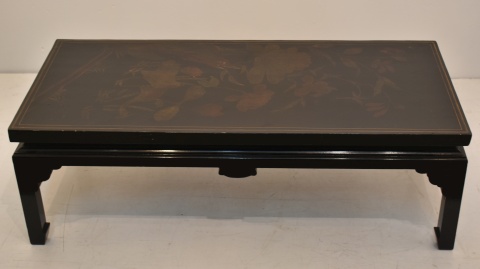 Mesa baja oriental de madera laqueada negra. Decorada.