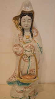 Dama con canasto con pez, porcelana china, cachadura. 30 cm.