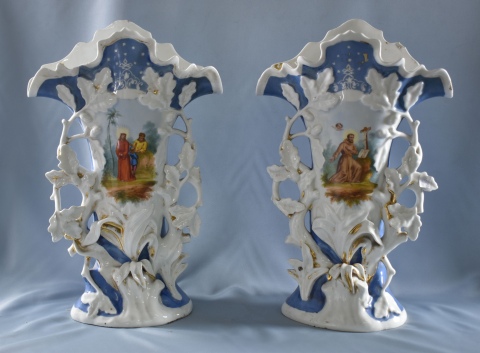 Par de vasos isabelinos con celeste y escenas religiosas. Pequeñas cachaduras. 45 cm. (463)