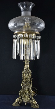 Lámpara de bronce neogótica, tulipa y caireles. (472)