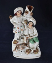 Grupo de cerámica Staffordshire, dos figuras. Falta pie. (214)