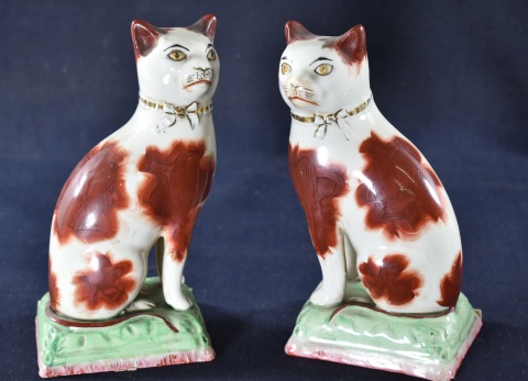 Par de gatos de cerámica inglesa, con ménsulas. (213)