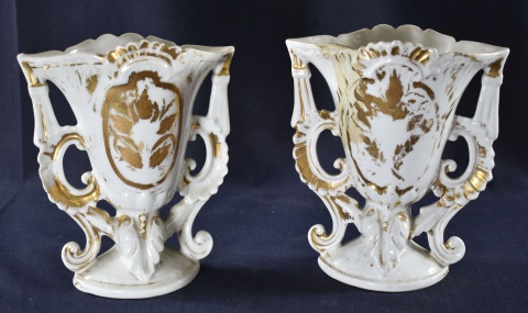 Par de vasos isabelinos blancos con dorado. Uno restaurado. (611)