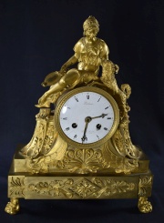 Reloj de mesa de bronce francés, Philibert, con figura femenina superior. Pont St. Michel a Paris. 45 cm. (424)