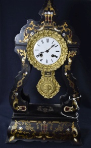 Reloj isabelino de mesa con marquetería y bronce. (276)