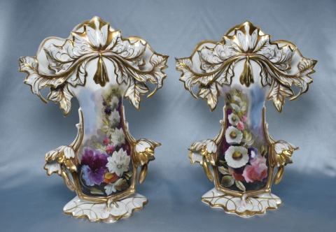 Par de vasos isabelinos de porcelana con flores. Pequeña cachadura. Alto: 37 cm. (590)