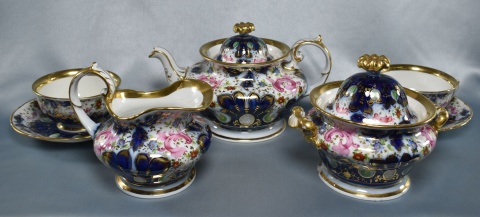 Juego de té de porcelana blanca y azul: tetera, azucarera, lechera y 5 tazas con platos. Peq. restauración perilla. 594)