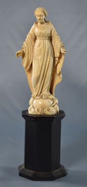 Virgen de marfil, roturas. Base madera octogonal. 20 cm. (592)