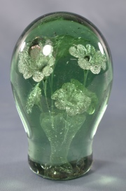Sulfuro vidrio verde con flores. (614)