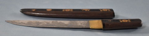 Tanto, cuchillo corto japonés, cubierta de laca. (891)