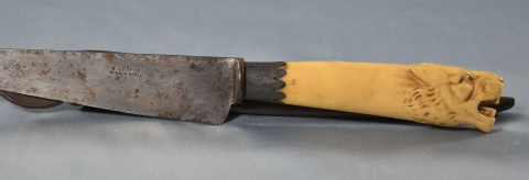 Cuchillo, cabo  con cabeza de len, Hoja de E. Chapon (890)