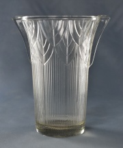 Vaso de vidrio decoración hojas. 17,2 cm. (758)