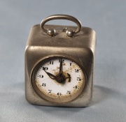 Reloj pequeo de metal plateado con manija. Averas (202)