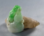 Fruto de jade verde y piedra Blanca. Dos piezas. (598)