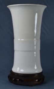 Vaso porcelana china blanca, cuello expandido. 22 cm. Restaurado. (842)