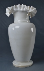 Florero de opalina blanca (764)