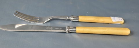 Cuchillo y tenedor, cabo de marfil. Uno con fisura. (806)