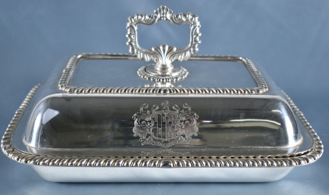 Legumbrera en metal con escudo heráldico. (688)