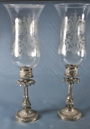 Par de candeleros de metal, estilo Luis XIV. (182)