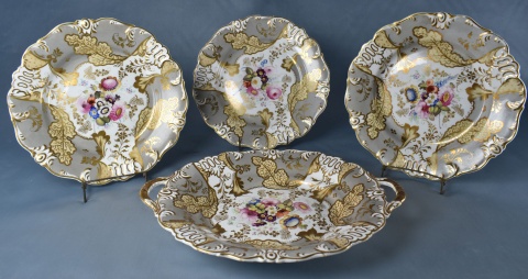 Tres platos y centro con asas, porcelana europea gris y blanca con flores. Cuatro piezas. (620)