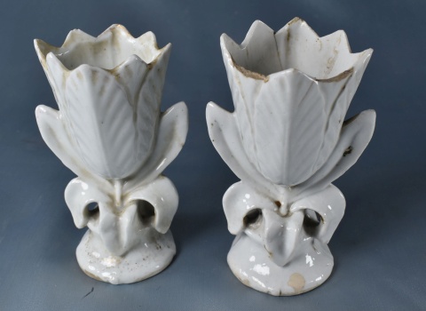 Dos floreritos porcelana blanca en forma de tulipanes. Uno con roturas. Y otro par con flores (627)