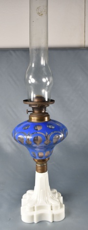 Lámpara base opalina blanca y recipiente azul. Falta tulipa. (818)