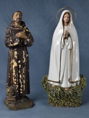 Santo de madera y Virgen de cermica sobre pequeas mnsulas doradas. (499)