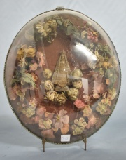Virgen rodeada de flores en marco de vidrio, para colgar en la pared. (539)