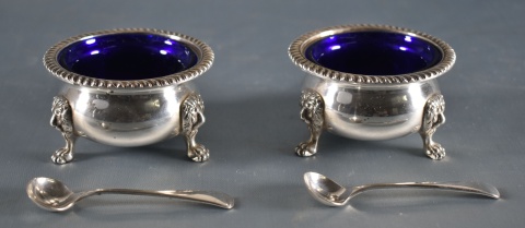 Cuatro saleros ingleses de metal, recipientes azules, con cucharitas. Patas con cabezas de León. (656)