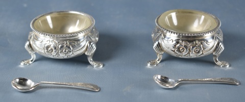 Par de saleros de Wright, plata 925, con recipientes y cucharitas. (700)