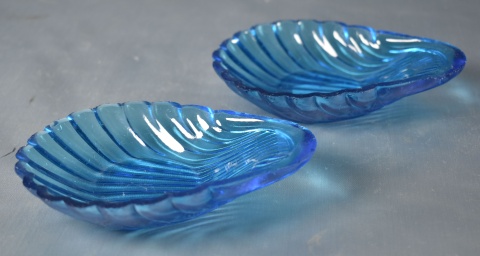 Doce conchillas de vidrio azul. Cascaduras. (704)