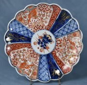 Plato Imari porcelana japonesa. 21,5 cm. Ms uno de Canton restaurado.