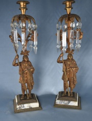 Par de candeleros de bronce con figuras de indios. (326)