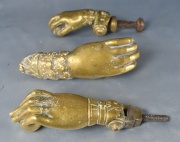 Tres manos, llamadores de bronce de distintos tamaños. (329)