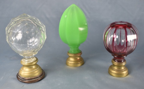 Cuatro pisapapeles: opalina verde, cristal, bohemia color rub, esfrico de vidrio. 4 piezas.(728)