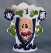 Vaso porcelana isabelina con esmalte azul y dama. (461)