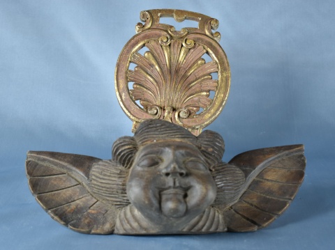 Cabeza de ngel, rotura y conchilla, dos tallas de madera (839)